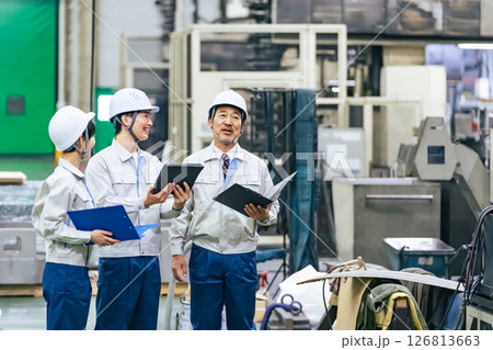 工場で働く作業員のグループ 126813663