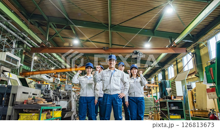 工場の中でガッツポーズする作業員グループ 工場の中でガッツポーズする作業員グループ 126813673