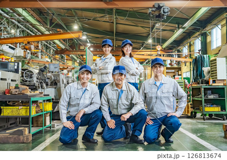 工場の中に並ぶ作業員グループ 工場の中に並ぶ作業員グループ 126813674