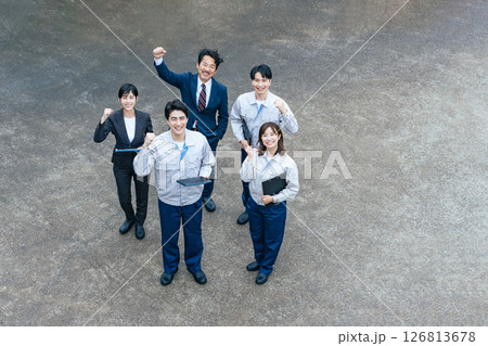 屋外に並ぶ会社従業員の集合写真 126813678