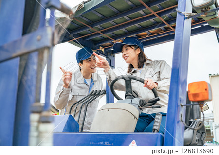 フォークリフトを操作する作業員グループ フォークリフトを操作する作業員グループ 126813690