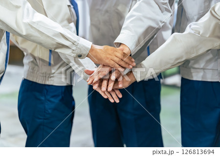 円陣を組む作業員グループ 126813694