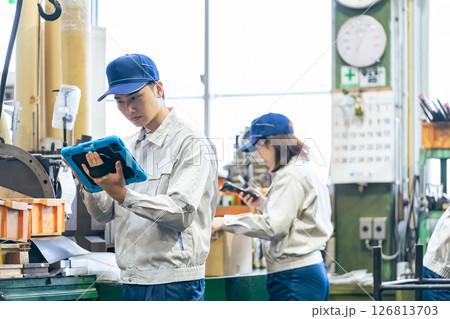 工場で作業するタブレットを持って作業員グループ 工場で作業するタブレットを持って作業員グループ 126813703