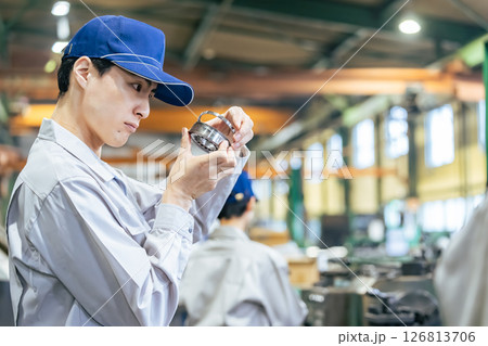 工場で製品を検品する男性作業員 工場で製品を検品する男性作業員 126813706