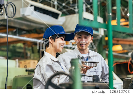 工場で製品を検品する作業員グループ 126813708