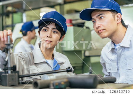 工場で機械を操作する作業員グループ 126813710