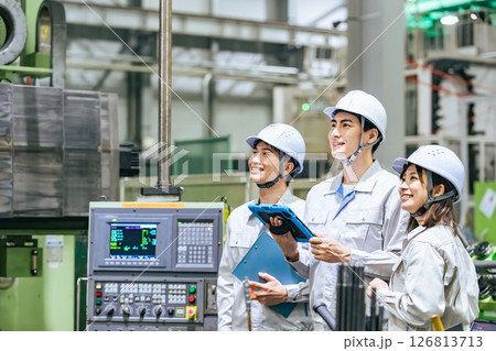 工場で働く作業員のグループ 126813713