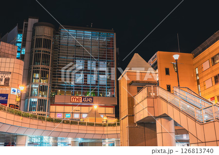 オレンジ色の光を照らす橋本駅・北口（神奈川県） 126813740