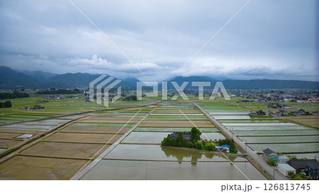 田植えの始まった黒部川扇状地 富山県入善町の風景 田植えの始まった黒部川扇状地 富山県入善町の風景 126813745