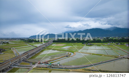 田植えの始まった黒部川扇状地　富山県入善町の風景 126813747