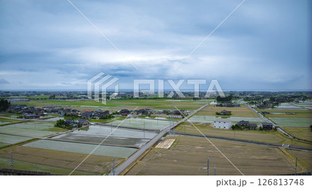田植えの始まった黒部川扇状地　富山県入善町の風景 126813748