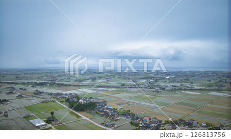 田植えの始まった黒部川扇状地　富山県入善町の風景 126813756