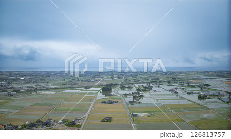 田植えの始まった黒部川扇状地　富山県入善町の風景 126813757