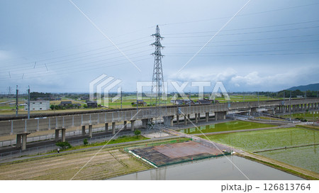 田植えの始まった黒部川扇状地　富山県入善町の風景 126813764