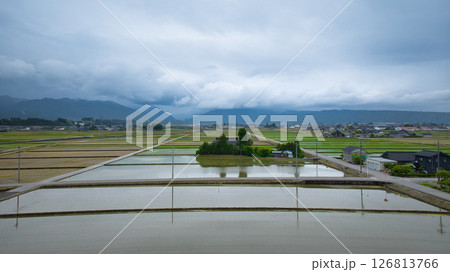 田植えの始まった黒部川扇状地　富山県入善町の風景 126813766