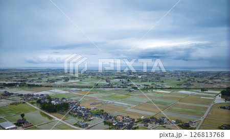 田植えの始まった黒部川扇状地 富山県入善町の風景 田植えの始まった黒部川扇状地 富山県入善町の風景 126813768