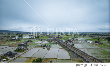 田植えの始まった黒部川扇状地　富山県入善町の風景 126813770