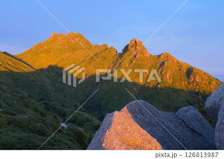 屋久島、平石展望台から望む朝の永田岳とネマチ 屋久島、平石展望台から望む朝の永田岳とネマチ 126813987