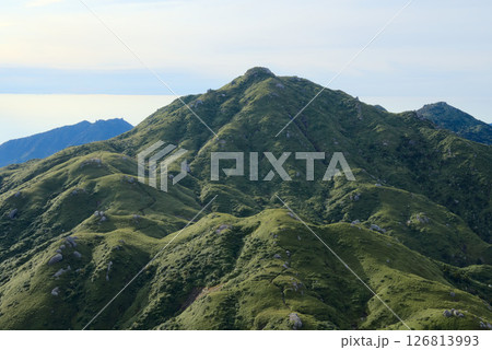 屋久島、永田岳から望む宮之浦岳 126813993