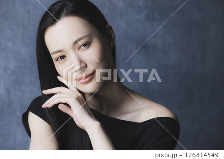 黒いオフショルを着た女性 126814549