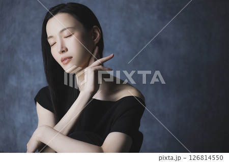 黒いオフショルを着た女性 126814550