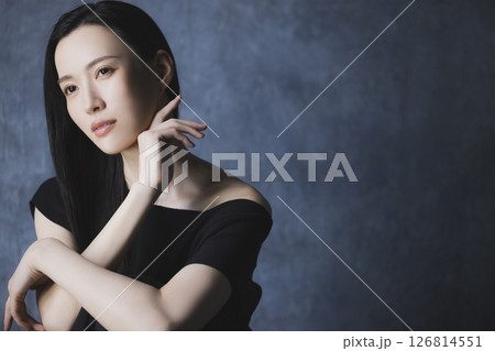 黒いオフショルを着た女性 126814551