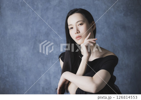 黒いオフショルを着た女性 126814553