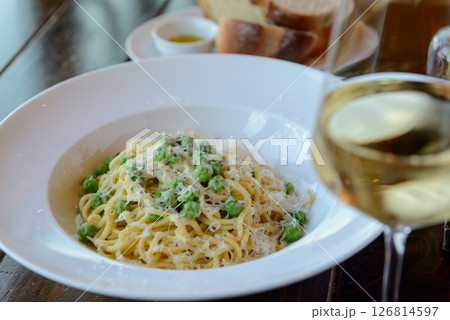 パスタとパンとワイン パスタとパンとワイン 126814597
