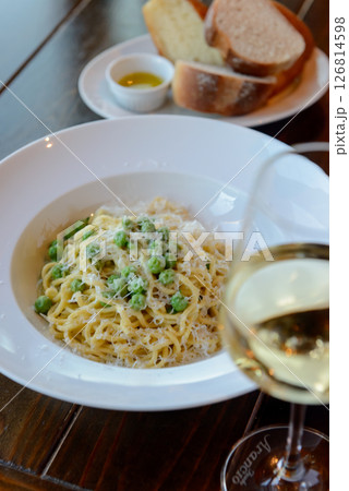パスタとパンとワイン 126814598