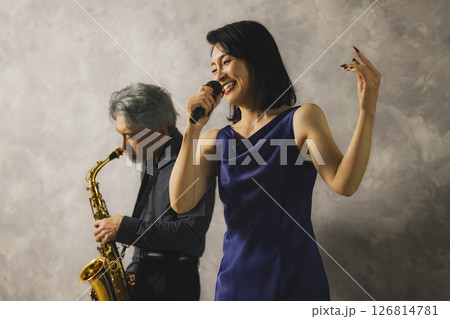 サックスを吹く男性と歌う女性 126814781