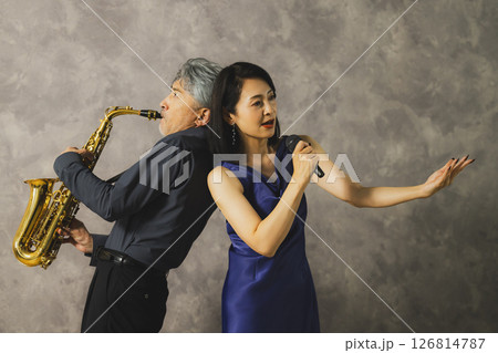 サックスを吹く男性と歌う女性 サックスを吹く男性と歌う女性 126814787