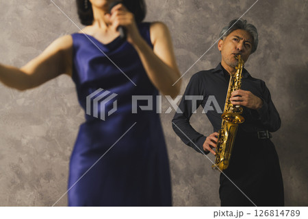 サックスを吹く男性と歌う女性 126814789