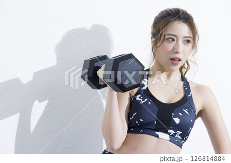 ダンベルでトレーニングする女性 ダンベルでトレーニングする女性 126814884
