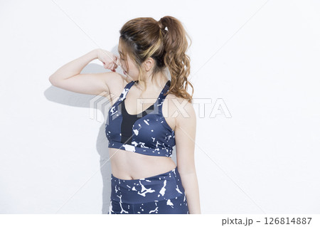 ダンベルでトレーニングする女性 126814887