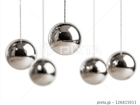 クロム球が吊るされたニュートンのゆりかご、物理と運動量のコンセプト 126815011