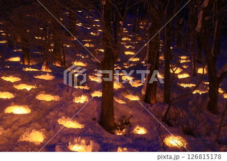 雪の降る夜の雪灯り 雪の降る夜の雪灯り 126815178