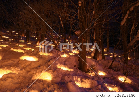 雪の降る夜の雪灯り 雪の降る夜の雪灯り 126815180
