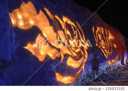 雪の降る夜の雪灯り 126815182