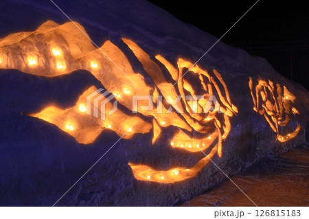 雪の降る夜の雪灯り 126815183