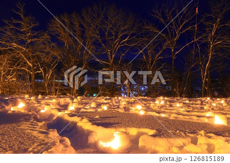 雪の降る夜の雪灯り 126815189