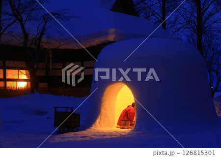 雪降る古民家とかまくら 126815301