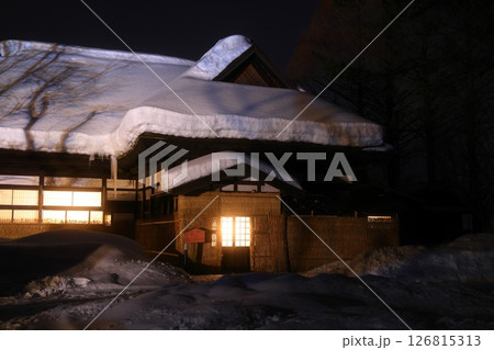 雪降る古民家とかまくら 126815313