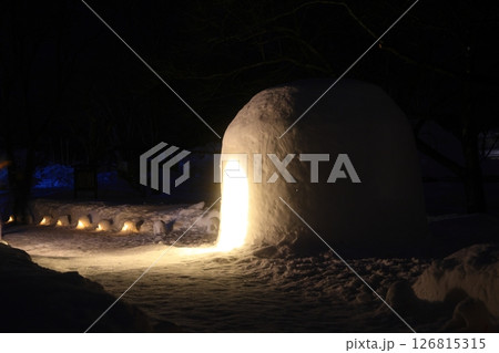 雪降る古民家とかまくら 雪降る古民家とかまくら 126815315