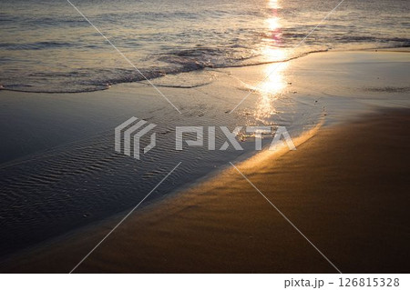 夕日に輝く砂浜 126815328