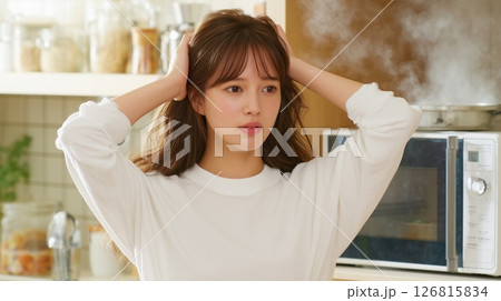 キッチンで頭を抱える若い女性 キッチンで頭を抱える若い女性 126815834