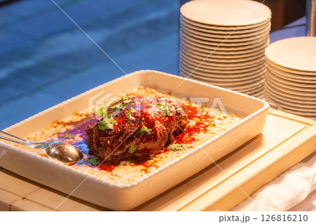 【日本】東京都渋谷のパーティー会場のテーブルに置かれた肉料理 126816210