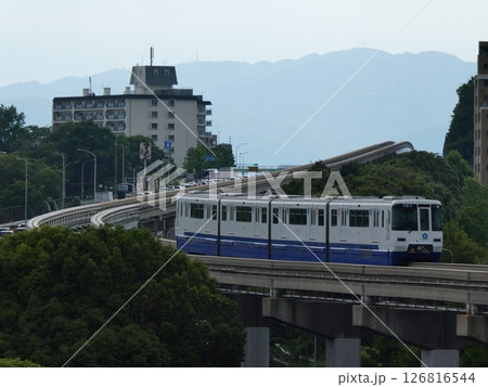 千里中央駅に到着する大阪万博50周年ラッピングの大阪モノレール 126816544