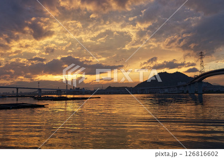 広島　さか・なぎさ公園からの夕日 126816602