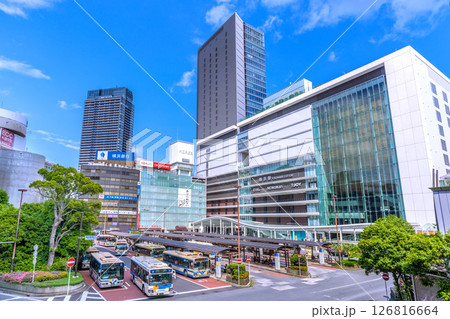 日本の横浜都市景観 6月1日。横浜駅やJR横浜タワーなどを望む 126816664