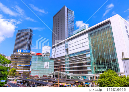 日本の横浜都市景観 6月1日。横浜駅やJR横浜タワーなどを望む 126816666